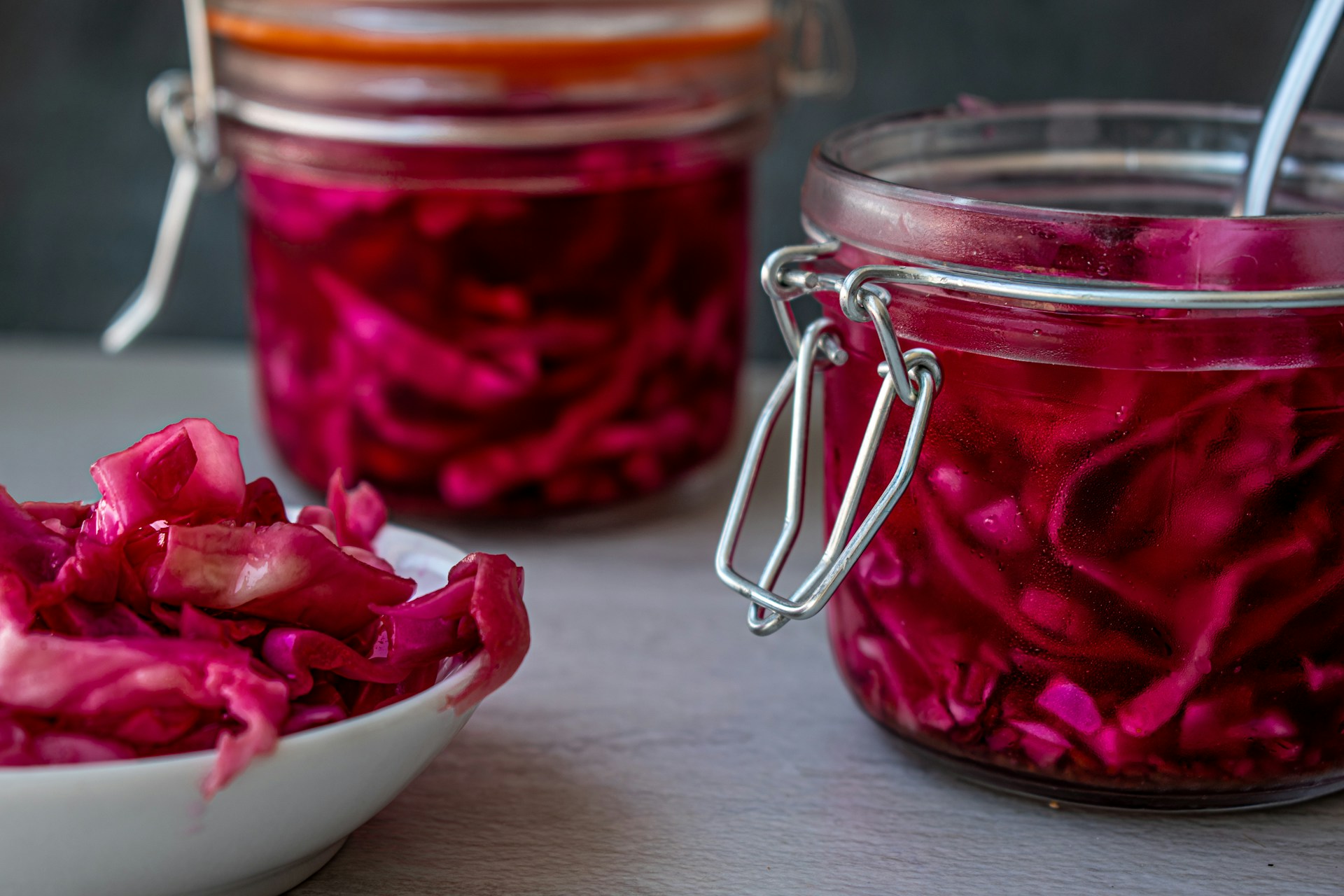 Fermentiertes Sauerkraut aus Rotkohle in Salzlake eingelegt.
